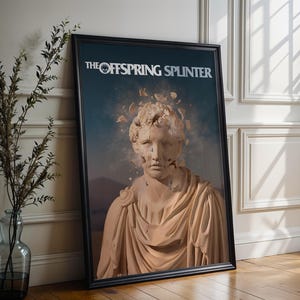 Könnte beinhalten: Gerahmtes Poster mit einer klassischen Statue mit zerbrochenem Kopf vor einem dunkelblauen Hintergrund. Der Text "THE OFFSPRING SPLINTER" ist oben zu sehen. Das Poster lehnt an einer Wand.