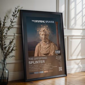 Könnte beinhalten: Gerahmtes Poster mit dem Albumcover von The Offsprings "Splinter". Das Kunstwerk zeigt eine klassische Statuenbüste mit verschwommenem Hintergrund. Das Poster hat einen schwarzen Rahmen und lehnt an einer weißen Wand.