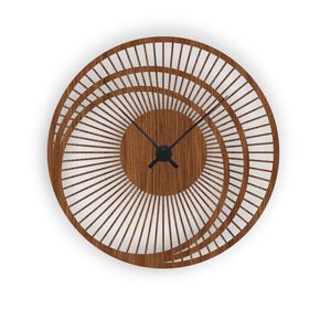 以下が含まれることがあります： スパイラルデザインの丸い木製壁掛け時計。時計の文字盤は茶色で、黒い針が付いています。デザインは同心円状の螺旋状の線が特徴で、ユニークでモダンな美しさを生み出しています。この時計は装飾品です。