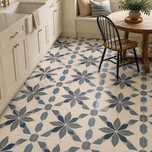 Può includere: Un pavimento da cucina con piastrelle quadrate caratterizzate da un motivo a stella ripetuto nei toni del blu e del bianco. Il design è composto da stelle a otto punte formate da rombi allungati, alternate a piccoli ottagoni blu.