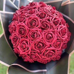 Red Rose Artificial Flower Bouquet – Luxury Faux Roses for Valentine’s Day, Anniversary, Wedding or Romantic Gift Decoration