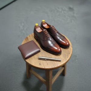 Handcrafted Brown Leather Oxford Brogue Shoes - Men&#39;s Formal Footwear