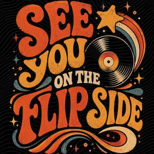 Puede incluir: Diseño gráfico de estilo retro sobre fondo negro. El diseño presenta el texto "SEE YOU ON THE FLIP SIDE" en naranja y amarillo, con un disco de vinilo, un arcoíris y estrellas. La estética general recuerda a la década de 1970.