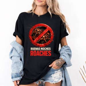 Puede incluir: Camiseta negra con un gráfico de dos cucarachas dentro de un signo de prohibición rojo. El texto "BUENAS NOCHES ROACHES" está impreso debajo en blanco y rojo. La camiseta es de estilo casual.