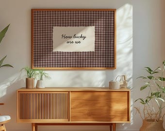 How Lucky Are We Gingham Bauernhaus Neutral Wohnkultur Gemütlicher Cottagecore Eingangsbereich Wohnzimmer Küche Wand Dekor Willkommensschild Familie Wandkunst