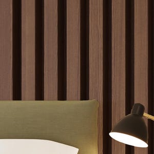 Papel pintado autoadhesivo de listones de madera oscura: mural vertical, paneles extraíbles para interiores modernos y acogedores.