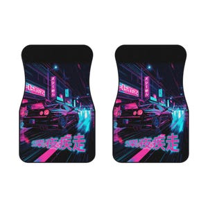 Puede incluir: Par de alfombrillas para coche con un diseño de paisaje urbano de neón, con un coche deportivo en tonos rosa, azul y morado. Texto japonés visible en la parte inferior. Las alfombrillas tienen una parte superior negra.