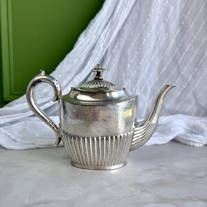Vintage W&H Sheffield verzilverde theepot – geribbelde romp, sierlijk deksel