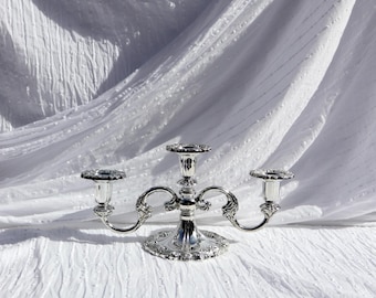 Candelabro vintage de tres brazos chapado en plata – Portavelas ornamentado estilo Sheffield, elegante decoración de mesa