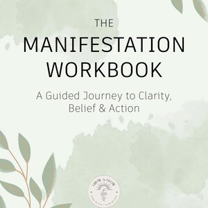 Może przedstawiać: Notatnik zatytułowany "The Manifestation Workbook" z tekstem "A Guided Journey to Clarity, Belief & Action" na jasnym, zielonym tle akwarelowym. Projekt zawiera ilustracje liści i okrągłe logo.