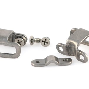 Peut inclure: Un ensemble de maillons de chaîne en métal argenté pour vélo. L'ensemble comprend deux maillons de chaîne, deux vis et un support en métal.