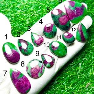 Può includere: Dodici gemme di rubino in zoisite lucidate di varie forme e dimensioni, numerate da uno a dodici. Ogni pietra presenta una combinazione distinta di vivaci inclusioni di rubino magenta-rosa all'interno di una matrice di zoisite verde.