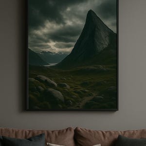 Stimmungsvolle Norwegische Berglandschaft – Minimalistische Landschaftskunst | Dunkle Natur Fotografie Druck | Digitaler Download