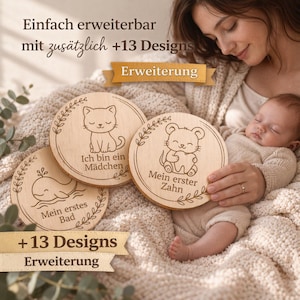 Peut inclure: Disques en bois pour jalons avec des illustrations gravées d'un chat, d'une souris et d'une baleine. Les disques comportent du texte en allemand, dont "Ich bin ein Mädchen" et "Mein erster Zahn." L'image comprend également le texte "+13 Designs" et "Erweiterung."