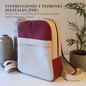Puede incluir: Una mochila burdeos, crema y beige con una sola correa. La bolsa tiene forma rectangular con un bolsillo con cremallera. El texto "INSTRUCCIONES Y PATRONES DIGITALES (PDF) DIGITAL INSTRUCTIONS AND PATTERNS (PDF)" está en la parte superior.