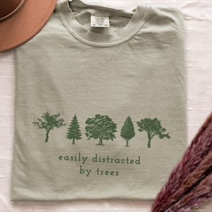 Gemakkelijk afgeleid door bomen Comfort Colors®-shirt, grappige boomliefhebber T-shirt, boomverzorger cadeau, T-shirt Arbor Day, T-shirt bosliefhebber