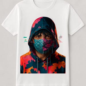 Op de afbeelding: Wit T-shirt met een persoon die een hoodie draagt met een kleurrijk abstract ontwerp. De hoodie heeft een blauw en rood patroon en de persoon draagt een masker met een geometrisch ontwerp.