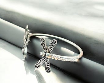 Pulsera de libélula - Brazalete abierto bohemio, joyería de insectos ajustable, brazalete étnico en tono plateado,