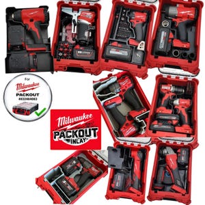 Könnte beinhalten: Eine Sammlung roter und schwarzer Milwaukee Elektrowerkzeuge, darunter Bohrer und Schrauber, ordentlich in roten Packout-Koffern angeordnet. Das Bild zeigt verschiedene Werkzeuge mit Batterien und Zubehör, wobei das Markenlogo und das Packout-System hervorgehoben werden.