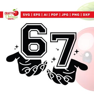 Può includere: Grafica in bianco e nero del numero 67 in un font universitario, tenuto da due mani silhouette. L'immagine include il testo "Crafty Cherry Crafts" e le opzioni di tipo di file: SVG, EPS, AI, PDF, JPG, PNG e DXF.