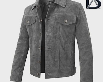 Può includere: Giacca in camoscio grigio dal design classico. La giacca presenta una chiusura con bottoni, due tasche sul petto con chiusura a bottone e un colletto. La giacca ha maniche lunghe e una vestibilità su misura, adatta a varie occasioni.
