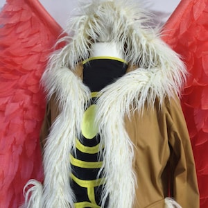 Könnte beinhalten: Eine braune Jacke mit weißem Kunstfellbesatz und einem schwarz-gelben Design auf der Brust. Das Kostüm beinhaltet große rote Flügel. Die Jacke hat eine geknöpfte Tasche.