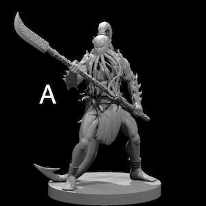 Op de afbeelding: Een grijswaarden beeldje van een humanoïde wezen met een speer. De figuur heeft een gespierde bouw, met een staart en tentakels. Het draagt een harnas en houdt een groot, lemmetachtig wapen vast. De letter "A" staat in de linkerbovenhoek.