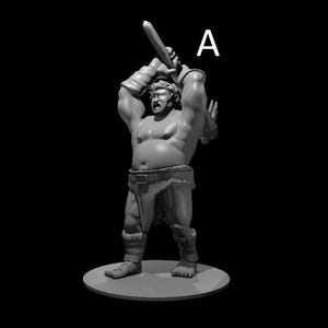 Pode incluir: Figura em tons de cinza de uma figura musculosa empunhando uma espada acima da cabeça. A figura está sem camisa, usando um tapa-sexo, protetores de pulso e botas. A figura está em pé sobre uma base circular. A letra "A" é visível.