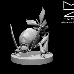 Puede incluir: Modelo de insecto impreso en 3D en escala de grises con detalles intrincados. El insecto tiene un cuerpo grande y segmentado, múltiples patas y antenas prominentes. El modelo está montado sobre una base circular. El texto a la derecha dice "MZ 4250" y "patreon.com/mz4250".