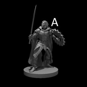 Può includere: Statuetta in scala di grigi di un guerriero, con una spada e uno scudo. La figura indossa un'armatura e un mantello, in piedi su una base circolare. La lettera "A" è visibile in alto a destra.