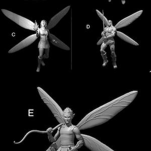 Op de afbeelding: Een verzameling 3D-geprinte feeënbeeldjes in grijstinten. De feeën hebben grote, gedetailleerde vleugels en bevinden zich in verschillende poses, waaronder zitten, vliegen en wapens vasthouden. De afbeelding bevat de tekst "MZG patreon.com/mz4250".