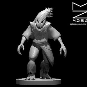 Könnte beinhalten: Eine graustufige 3D-gedruckte Figur einer humanoiden, vogelscheuchenartigen Kreatur. Sie hat ein maskenartiges Gesicht mit gezacktem Mund, einen strohähnlichen Kopf und zerlumpte Kleidung. Die Figur steht auf einer kreisförmigen Basis. Der Text "MZ 4250" und eine Website-Adresse sind sichtbar.