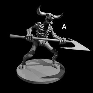 Op de afbeelding: Een grijswaarden 3D-geprint beeldje van een skeletfiguur met stierhoorns, die een speerachtig wapen vasthoudt. De figuur staat op een cirkelvormige basis. De letter "A" is zichtbaar.
