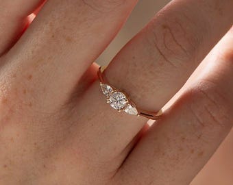 Anillo de compromiso de moissanita redonda de tres piedras, corte de pera lateral, anillo de bodas de plata de ley 925, regalo de aniversario para ella.