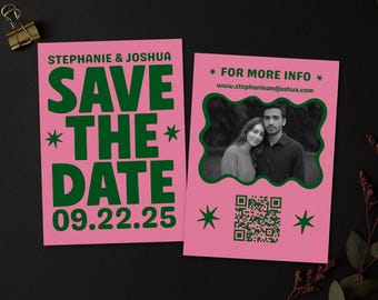 Puede incluir: Tarjetas rosas de recordatorio de boda con texto verde y estrellas. Las tarjetas presentan los nombres "Stephanie & Joshua", las palabras "Save the Date" y la fecha "09.22.25". Una tarjeta incluye una foto y un código QR.
