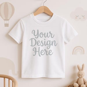 タグなしキッズホワイトTシャツモックアップ、ジェンダーニュートラルシャツモックアップ、ベビーTシャツモックアップストックフォト、幼児用Tシャツ、男の子、女の子用トップpgnダウンロード