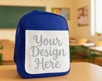 パネルバックパックまたはランチバッグのモックアップPNG - 青い子供用スクールバッグデジタルダウンロード - 昇華デザインとEtsy出品用の教室用フラットレイ