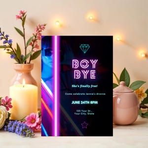 Op de afbeelding: Een zwarte uitnodigingskaart met neonroze en blauwe accenten. De tekst luidt "BOY BYE" en "She's finally free!" met details voor een scheidingsfeest. De kaart staat tegen een achtergrond met bloemen, een kaars en een theepot.