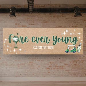 Puede incluir: Una pancarta rectangular con textura de papel kraft que presenta el texto en verde oscuro "fore ever young" y "CUSTOM TEXT HERE". El diseño incluye una pelota de golf sobre un tee, un carrito de golf verde y gráficos de estrellas blancas.