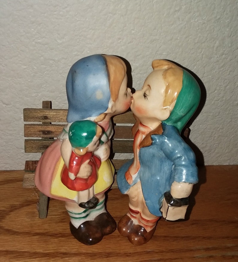 Vintage; Kissing Salt Pepper Shakers Original Sticker Hipper Mann