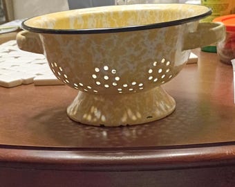 Vintage französisches Sieb in Gelber Emaille