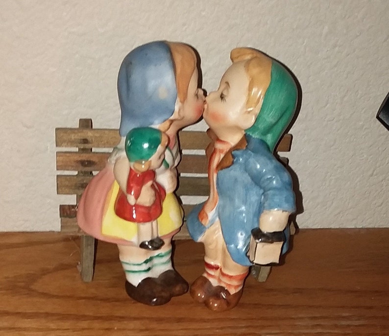 Vintage; Kissing Salt Pepper Shakers Original Sticker Hipper Mann