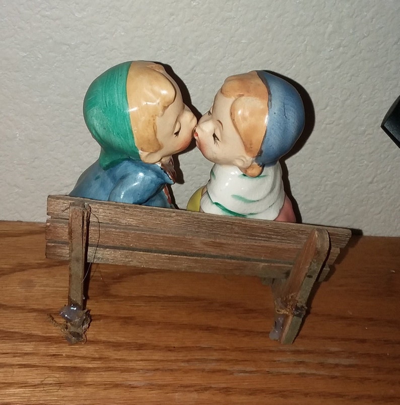 Vintage; Kissing Salt Pepper Shakers Original Sticker Hipper Mann