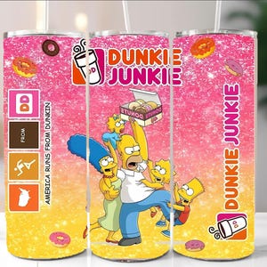 Op de afbeelding: Een roze en gele beker met de Simpsons-familie en het Dunkin' Donuts-logo. De beker heeft de woorden "Dunkie Junkie" en "America Runs From Dunkin" erop gedrukt. Donuts zijn verspreid over het ontwerp.