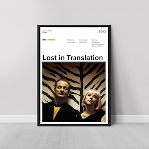 Puede incluir: Un póster enmarcado de la película "Lost in Translation" con Bill Murray y Scarlett Johansson. El póster tiene un marco negro e incluye el título de la película, los créditos y el año 2003. El fondo tiene un patrón de cebra.