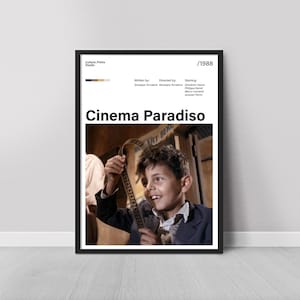 Puede incluir: Un póster enmarcado con el título de la película "Cinema Paradiso" y un niño sosteniendo una película. El póster incluye el año 1988 y los nombres del director y el elenco. El póster está en un marco negro.