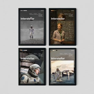 Puede incluir: Un conjunto de cuatro pósteres enmarcados de la película Interstellar, cada uno con el título y detalles de producción. Las impresiones muestran escenas que incluyen un astronauta en una superficie rocosa, una persona cerca de una pizarra, un primer plano de un astronauta con casco y un astronauta de pie en el agua cerca de una nave espacial.