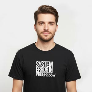 Systemfehler im Verlauf Tee | Glitch Kultur Entwickler Humor Shirt
