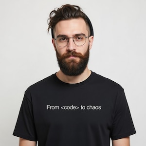 Da < codice > al caos — T-shirt con dichiarazione di intelligenza artificiale / T-shirt nera minimalista per designer e sviluppatori