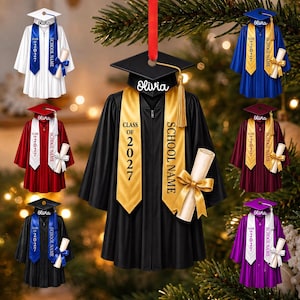 Op de afbeelding: Een collectie ornamenten met een afstudeerthema, bestaande uit een miniatuur toga, een afstudeerhoed met kwastje en een opgerold diploma. Elk ornament toont de tekst "Class of 2027" en "School Name" op de stola, met een aanpasbare naam op de hoed.